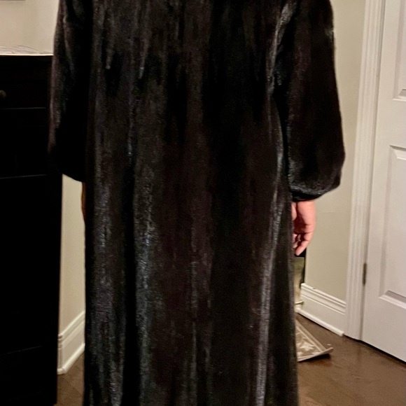 Luxurious Black mink Fur Coat - Picture 3 of 8